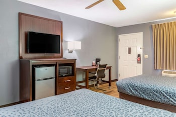 Room, 2 Queen Beds, Non Smoking, Poolside