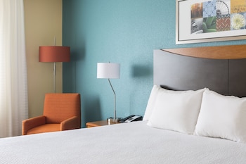 Room, 1 King Bed (Mobility/Hearing Access, Roll-in Shwr)