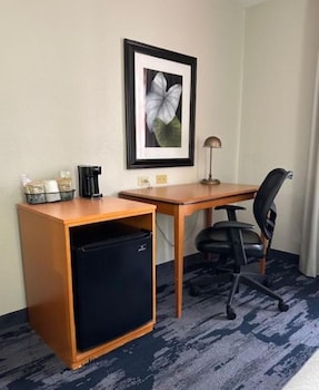 Room, 1 King Bed, Hearing Accessible (Transfer Shower)