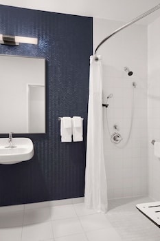 Room, 1 King Bed, Hearing Accessible (Transfer Shower)