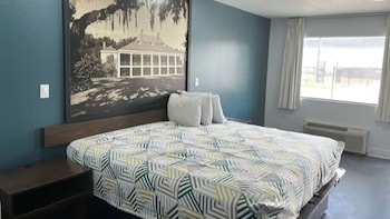 Standard Room, 1 King Bed, Smoking, Refrigerator & Microwave