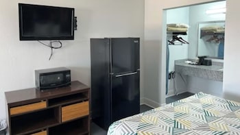 Standard Room, 1 King Bed, Accessible, Non Smoking