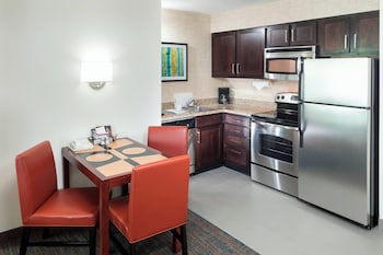 Suite, 2 Bedrooms, Fireplace (Mobility/Hearing Access, Roll-in Shwr)