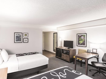 Room, 2 Queen Beds, Mobility Accessible, Non Smoking (Bathtub W/grab Bars)