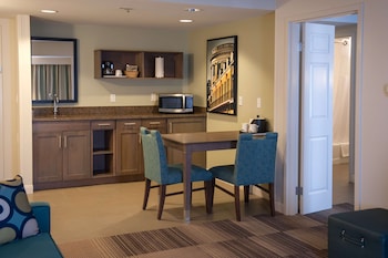 Suite, 1 King Bed, Accessible (Hearing)