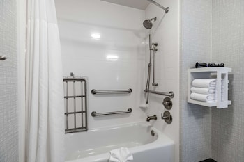 Room, 2 Queen Beds, Accessible, Bathtub