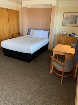 Deluxe Room, 1 Queen Bed, Kitchenette