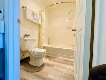 Deluxe Room, 1 King Bed, Accessible, Patio