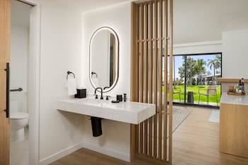 Room, 1 King Bed, Accessible, Golf View (ADA Tub, Fireplace)