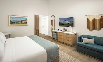 Club Room, 1 King Bed, Accessible (ADA Tub)