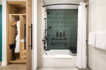 Room, 1 King Bed, Accessible, Golf View (ADA Tub, Fireplace)