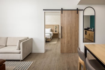 Suite, 1 King Bed, Golf View (w/Fireplace)