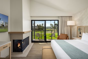 Suite, 1 King Bed, Golf View (w/Fireplace)