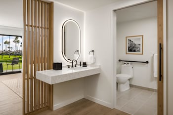 Club Room, 1 King Bed, Accessible (ADA Tub)