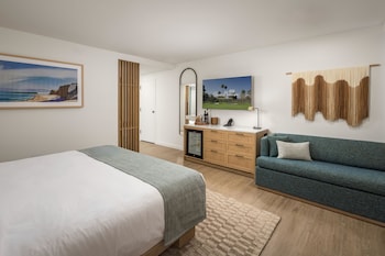 Club Room, 1 King Bed, Accessible (ADA Tub)