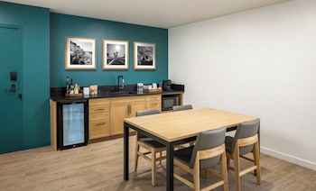 Suite, 1 King Bed, Accessible, Golf View (ADA Roll in Shower)