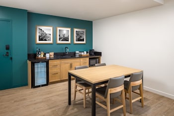 Suite, 1 King Bed, Accessible, Golf View (ADA Roll in Shower)