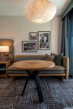 Deluxe Room, 1 King Bed, Patio