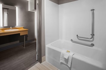 Room, 1 Double Bed, Mobility Accessible, Non Smoking (Bathtub w/ Grab Bars)