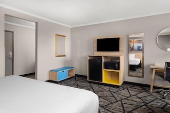 Deluxe Suite, 1 King Bed, Non Smoking (Deluxe Executive Suite)