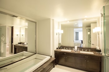 Suite Urbania, 1 Queen Bed + 1 Double Sofa Bed