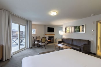 Deluxe Room, 1 King Bed with Sofa bed