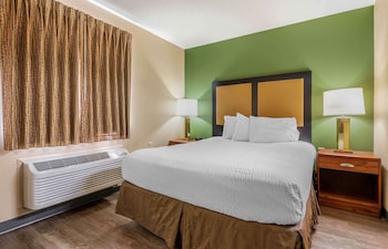 Deluxe Studio, 1 Queen Bed with Sofa bed, Non Smoking