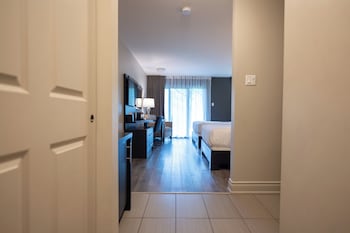 Deluxe Room, 1 Queen Bed, Non Smoking (Water Front) (No Pets)