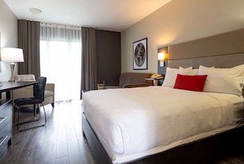 Deluxe Room, 1 Queen Bed, Non Smoking (Water Front) (No Pets)