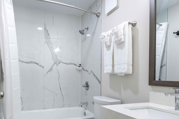 Deluxe Studio, 1 Queen Bed with Sofa bed, Non Smoking