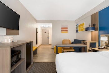 Suite, 1 King Bed with Sofa bed, Non Smoking