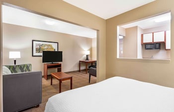 Deluxe Studio, 1 Queen Bed with Sofa bed, Non Smoking