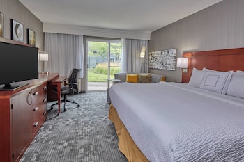 Junior Suite, 1 King Bed (Mobility/Hearing Access, Roll-in Shwr)