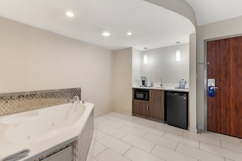 Suite, 1 King Bed, Jetted Tub