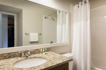 1 BEDROOM 1 QUEEN SUITE AND BALCONY