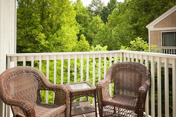 1 BEDROOM 1 QUEEN TOWNHOUSE WITH BALCONY