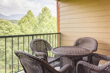 1 BEDROOM 1 QUEEN SUITE AND BALCONY