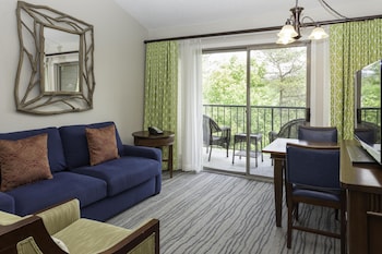1 BEDROOM 1 QUEEN SUITE AND BALCONY