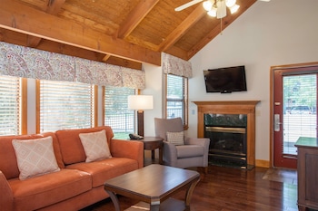 1 BEDROOM 1 QUEEN TOWNHOUSE WITH BALCONY