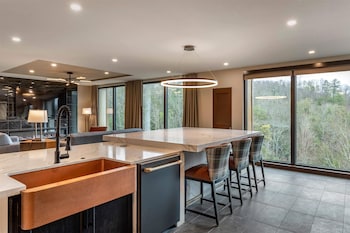 3 BEDROOM 2 KING 2 QUEEN PRESIDENTIAL SUITE