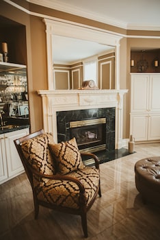 Honeymoon Suite (Morgan)