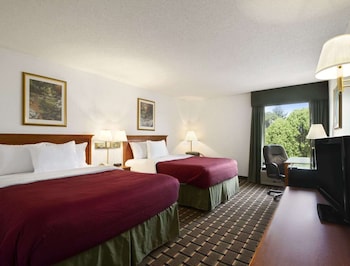 Suite, 2 Queen Beds, Microwave