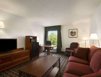 Suite, 2 Queen Beds, Microwave