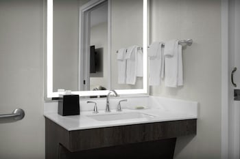 Room, 2 Queen Beds, Bathtub (Mobility/Hearing Accessible, Tub)