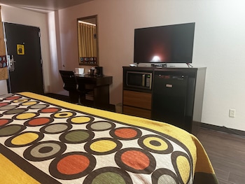 Room, 1 King Bed, Smoking