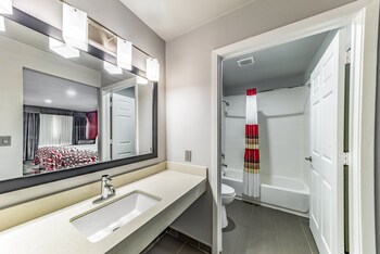 Deluxe Room, 2 Queen Beds (Smoke Free)