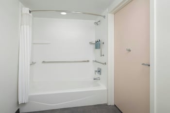 Room, 2 Queen Beds (Mobility/Hearing Accessible, Tub)