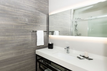 Executive Room, 1 King Bed, City View (Hearing Accessible)
