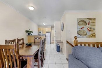 Standard Room, Non Smoking (2 Queen Beds, 2 Single Beds)