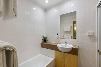 Standard Room, Non Smoking (2 Queen Beds, 2 Single Beds)